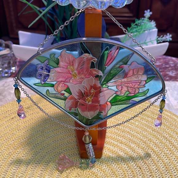 JOAN BAKER DESIGNED STAINED GLASS PINK LILIES HANDPAINTED JEWELED SUNCATCHER - Picture 3 of 12